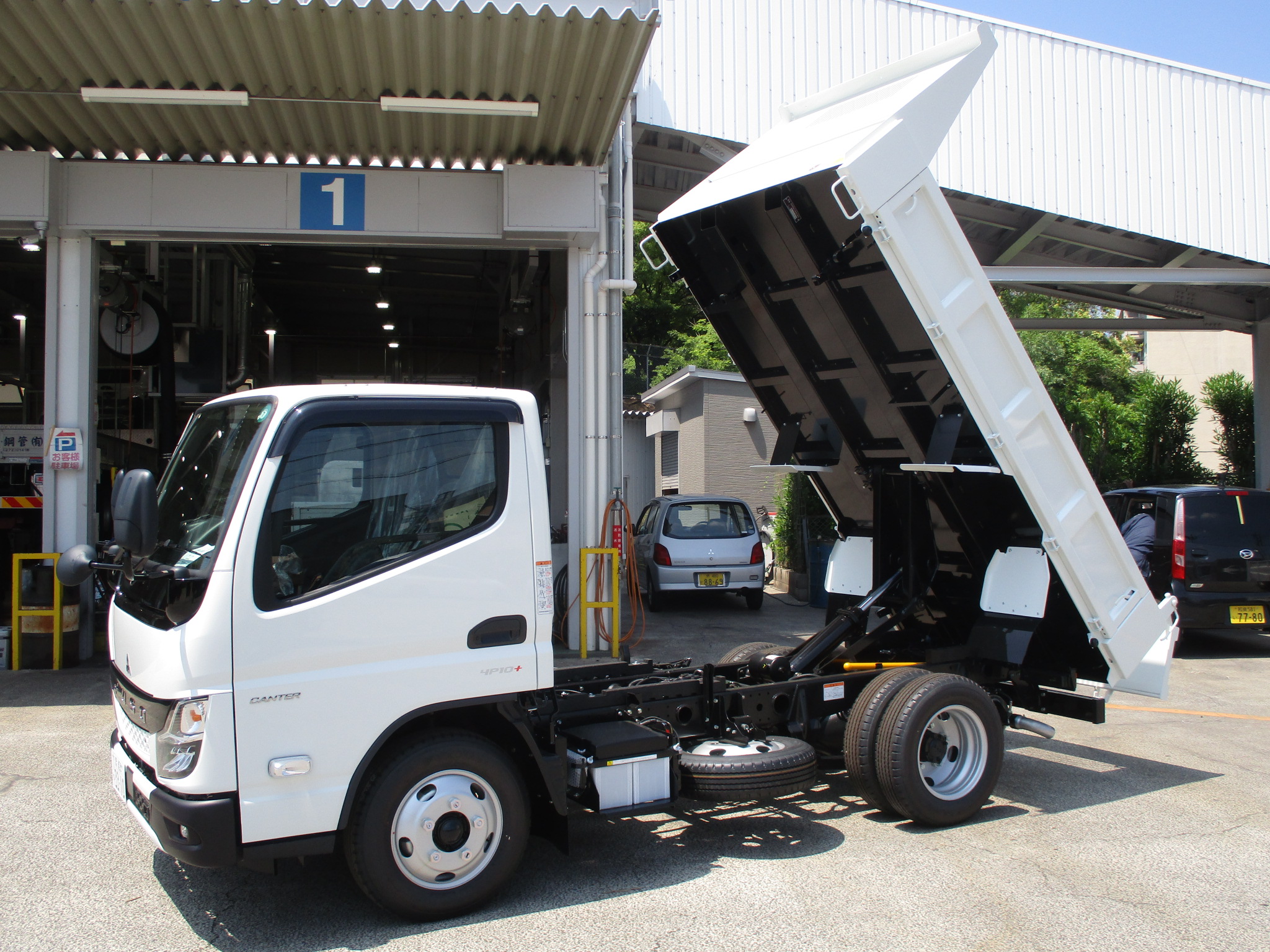 登録済み未使用車　ＮＥＷモデル　キャンター　３tダンプ