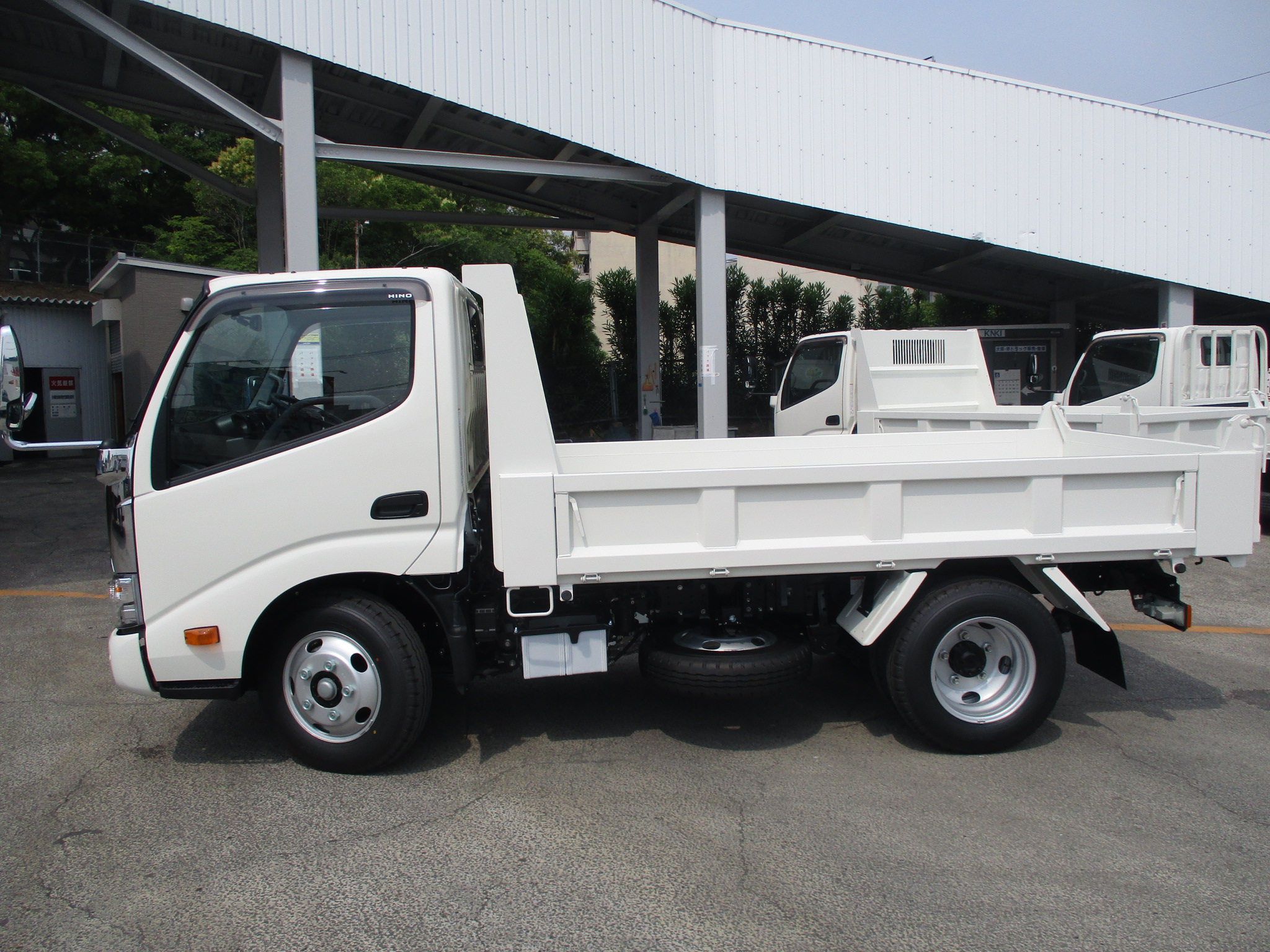 登録済み未使用車　日野デュトロ　3トンダンプ