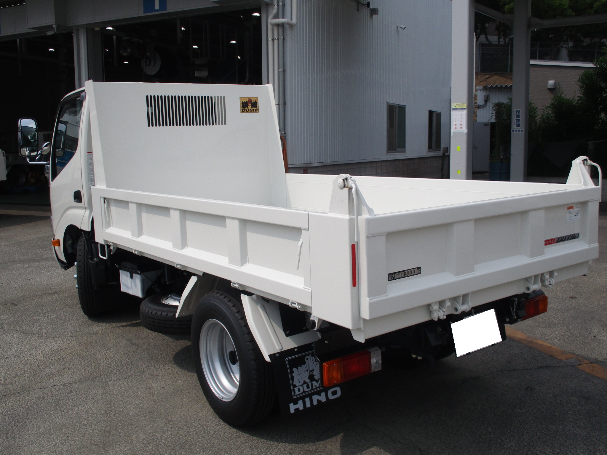 登録済み未使用車　日野デュトロ　3トンダンプ