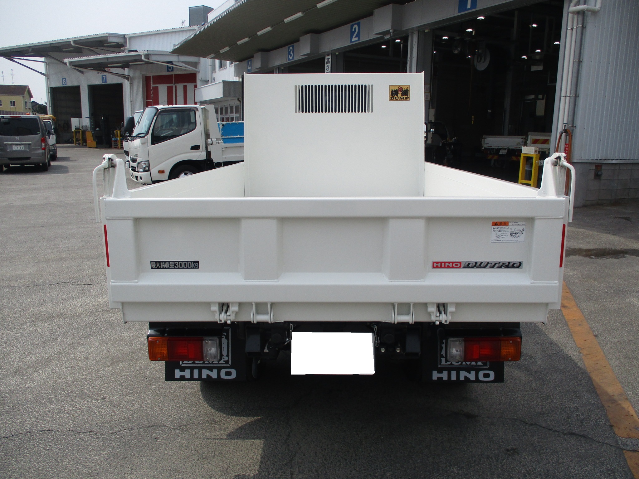 登録済み未使用車　日野デュトロ　3トンダンプ